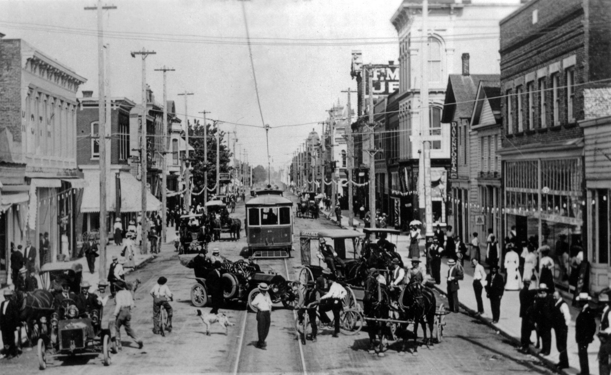 Old photo of street car downtown Albany, OR