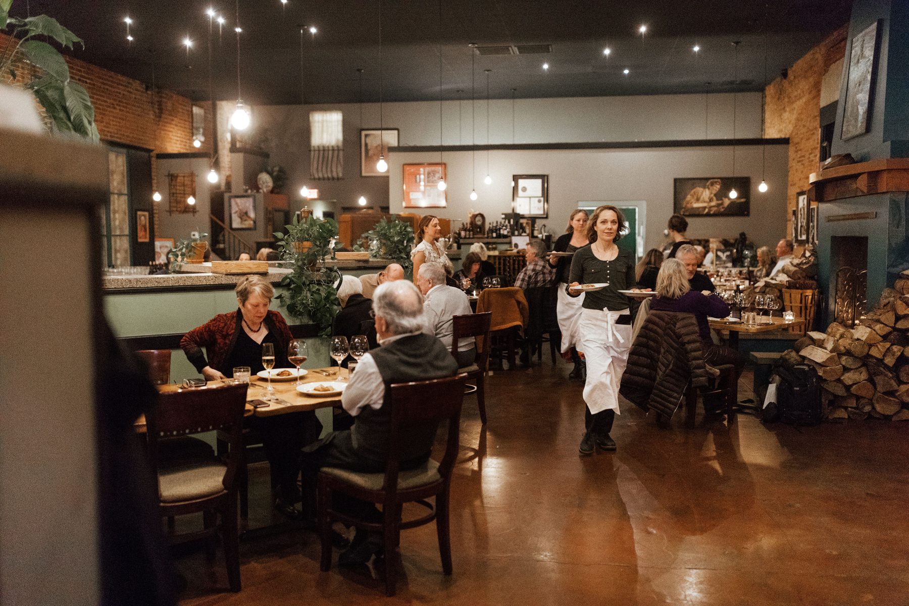 Photo of the interior of Sybaris Bistro and patrons enjoying dinner in Albany Oregon