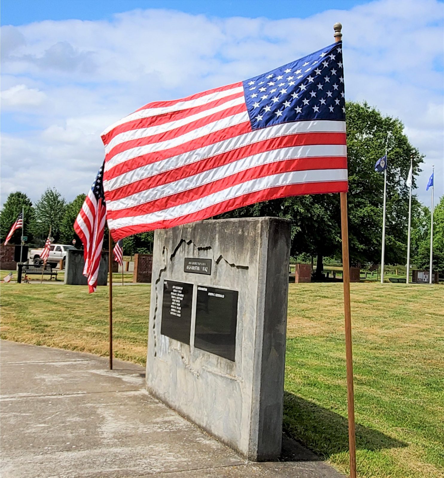 Photo of US flag at Linn co Vet Memorial